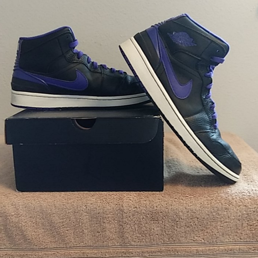 🏀Jordan 1 Mid Size 12